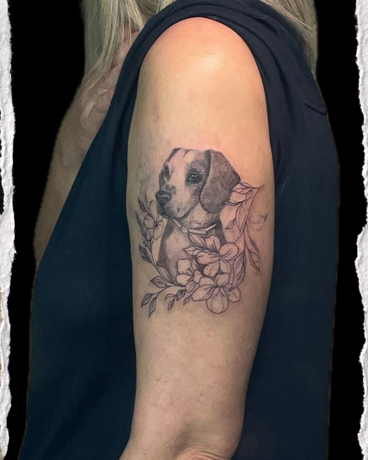 Retrato de un perro tatuado.