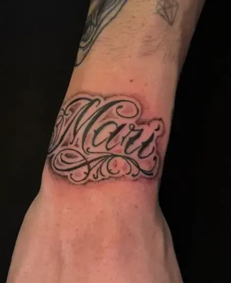 Tatuaje de estilo lettering.